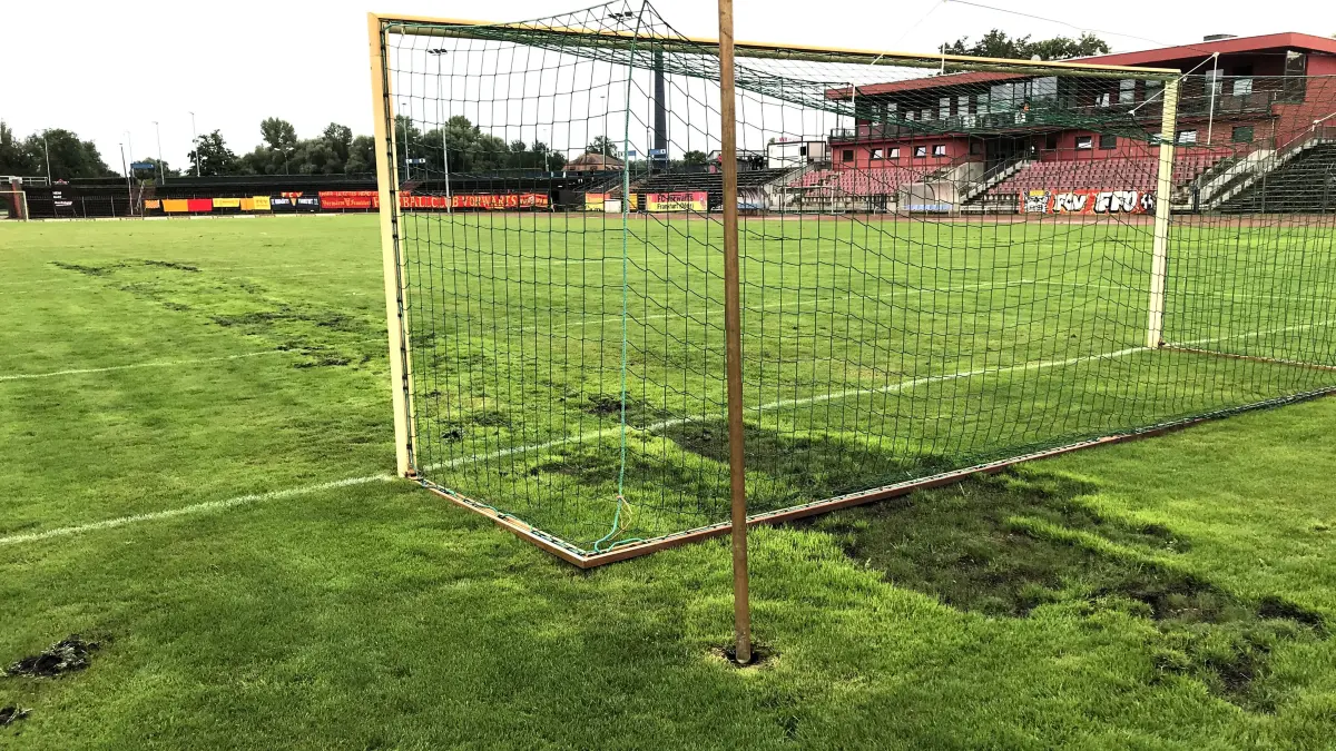 Frankfurt (Oder). Stadion der Freundschaft. Der Rasen ist beim Konzert von Roland Kaiser am 12.06.2026 durch Technikfahrzeuge stark beschädigt worden. Auch im August sind die Schäden noch immer nicht behoben. Das Bild entstand beim Fußballfest 55 Jahre FCV am 01.08.2026. Foto: Frank Groneberg