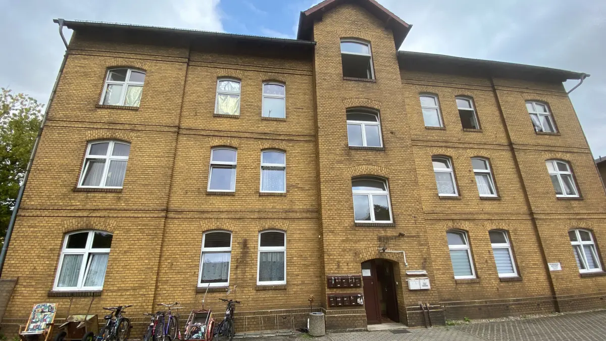 Ist Anlaufpunkt für sozial schwache Ratsuchende: das Büro des ehrenamtlich tätigen Obdachlosenwohnhilfevereins in der Glashüttenstraße. Rechts vom Eingang hängt der Vereins-Briefkasten.
