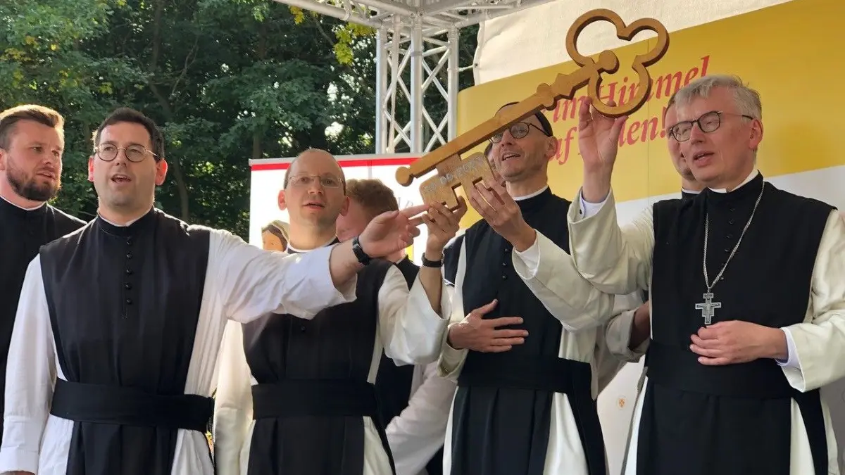 Schlüsselübergabe für das neue Klostergelände bei Treppeln im Jahr 2023