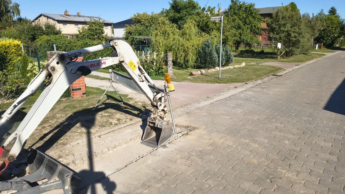 Bauarbeiten in Britz an der Kirchstraße am Mittwoch (12. August). Hier gab es vor langer Zeit einmal eine Bepflanzung mit Sträuchern. Was entsteht jetzt daraus?