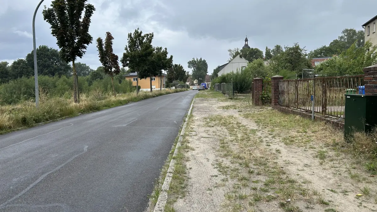 Straße oder Trampelpfad? Stadtauswärts haben es Radfahrer in Niederlehme schwer.