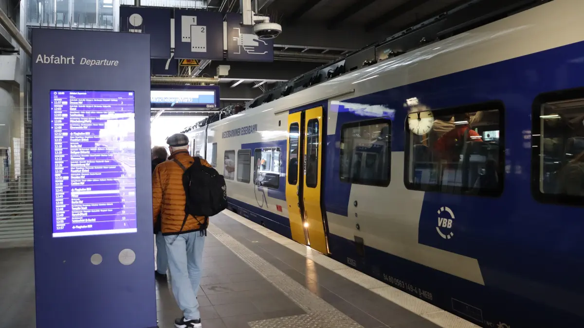 Ein Zug der RB26 steht am Bahnhof Berlin-Ostkreuz zur Abfahrt bereit. Kommt er pünktlich an oder überhaupt bis ans Ziel? Im VBB-Ranking für das erste Halbjahr 2026 schnitt die Strecke schlechter ab als alle anderen.