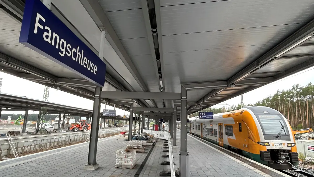 Bahn frei für den RE1 zwischen Berlin und Frankfurt (Oder) sollte es eigentlich ab 25. August heißen. Doch am neuen Tesla-Bahnhof in Fangschleuse stehen noch Bauarbeiten aus. Daher gibt es weiterhin Einschränkungen.