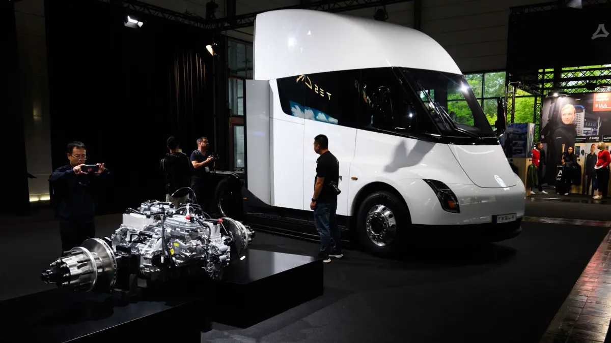 Tesla Semi: ARCHIV - 16.09.2024, Niedersachsen, Hannover: Ein Elektro-LKW Tesla Semi steht am Stand von Tesla bei der IAA Transportation in der Messe Hannover. (zu dpa: «Tesla will Elektro-Lastwagen auch in Europa verkaufen») Foto: Julian Stratenschulte/dpa +++ dpa-Bildfunk +++