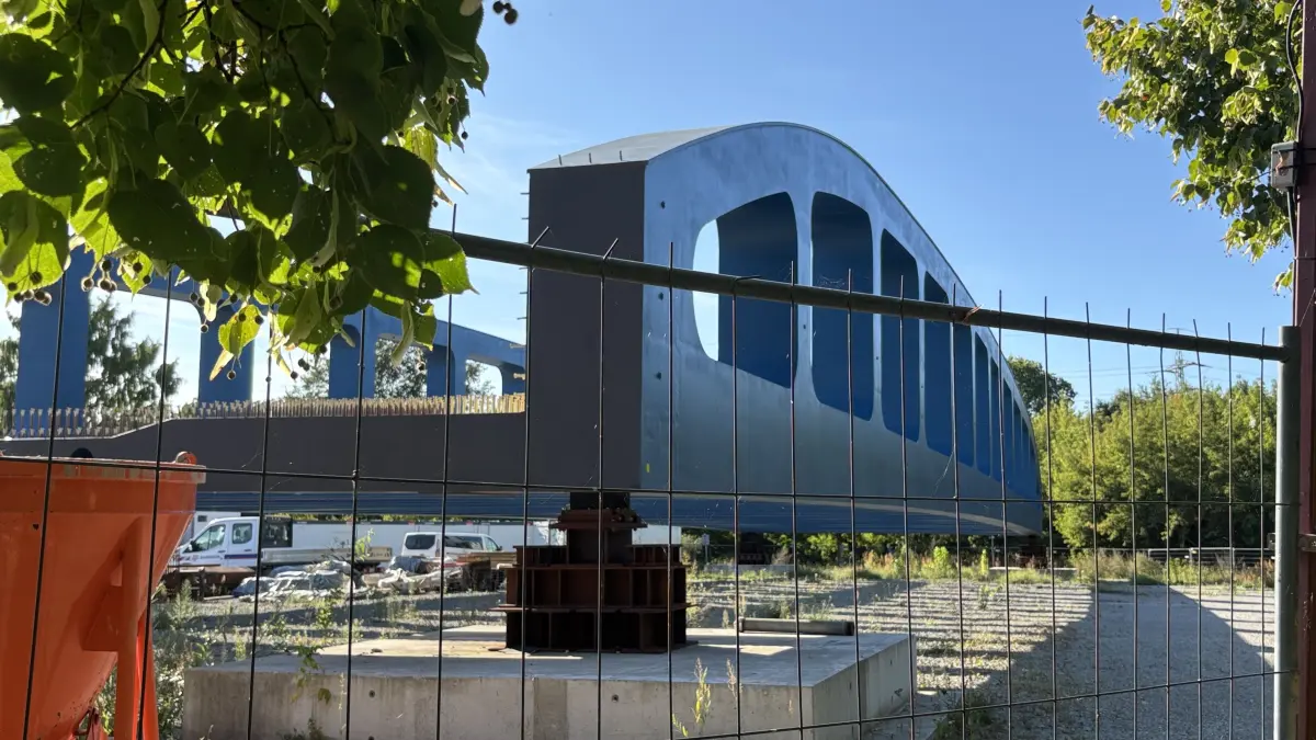 Blaue Brücke: Seit mehr als zwei Jahren steht der Stahlüberbau für die neue Havelbrücke in Hennigsdorf auf dem Festplatz neben der L17. Mit erheblicher Verspätung, auch wegen der anhaltenden Dürre, kommt jetzt Bewegung in die Sache.
