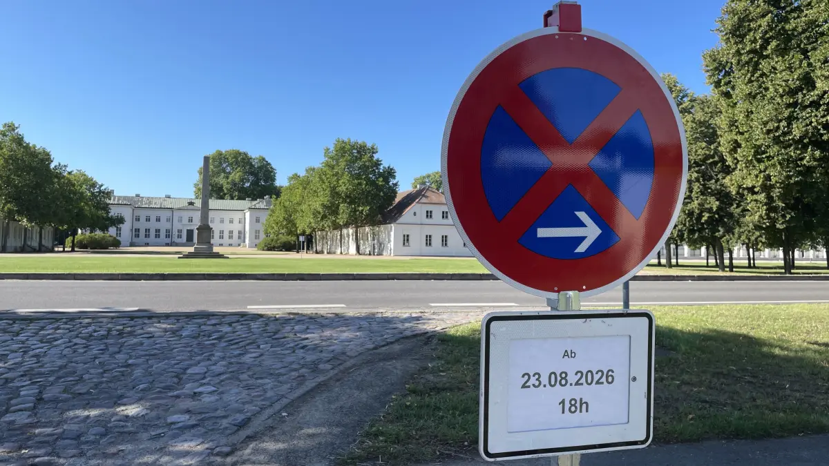Die Schilder stehn: Im Areal rund um Schloss Neuhardenberg bei Seelow ist Parkverbot. Die Kosten für die Schilder tragen die Kommunen und der Landkreis.