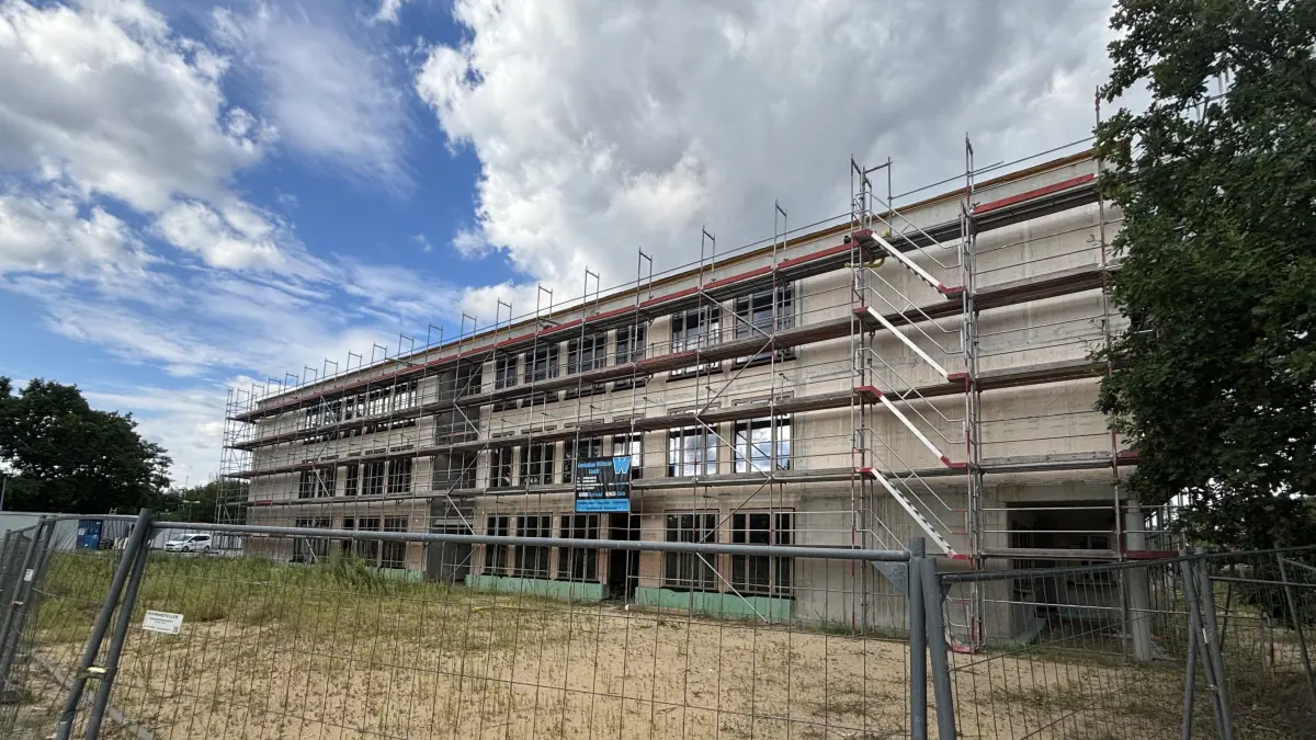 Blick auf die Baustelle: An der Beeskower Chaussee entsteht aktuell die neue Spree-Grundschule. Was in dem riesigen Gebäuderiegel aktuell gemacht wird und ob der Einzug zum Sommer 2027 noch steht.