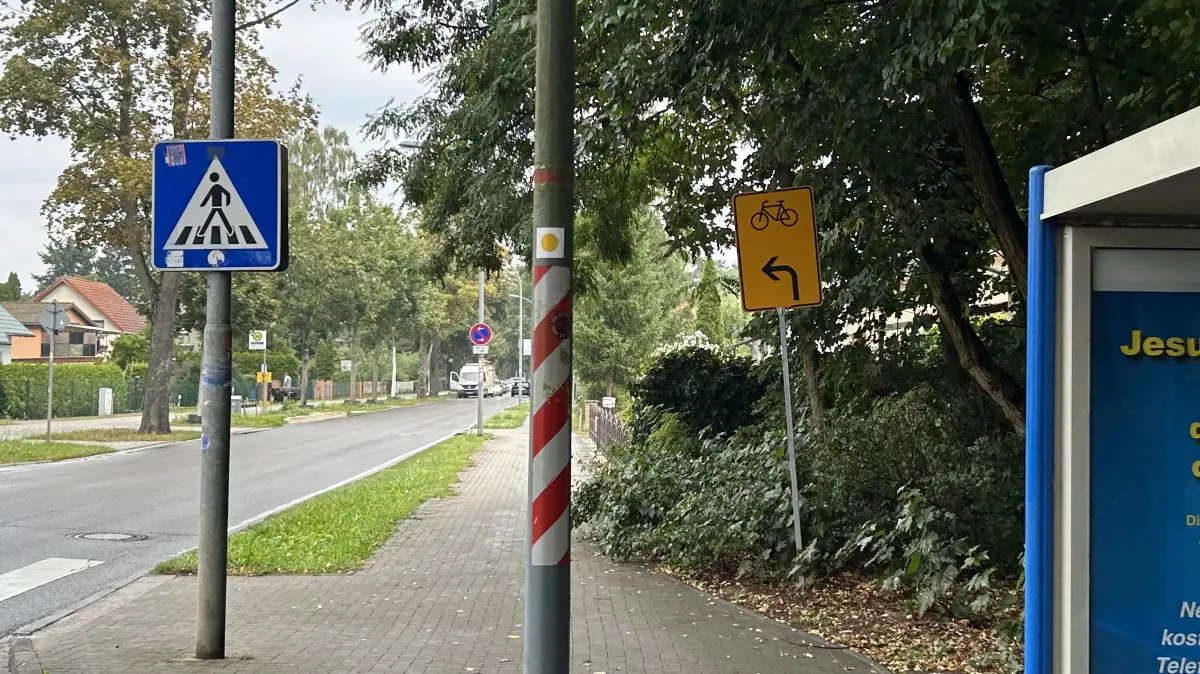 Ohne ersichtlichen Grund werden Radfahrer wie hier auf der Chausseestraße in Deutsch Wusterhausen auf die andere Seite geleitet. Hundert Meter weiter geht es wieder zurück.