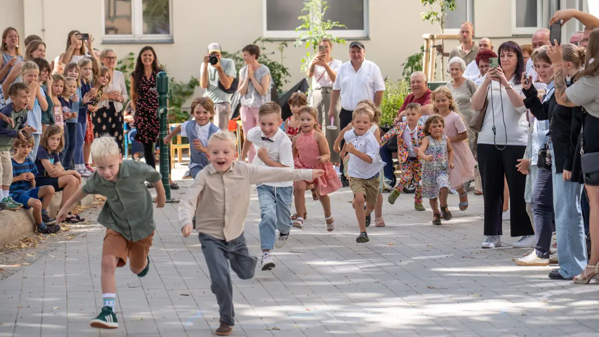 Einschulung: Angermünde, 21.8.2026: Beim Schultütenlauf stürmen die ABC-Schützen auf ihre Eltern zu, um von ihnen endlich die Überraschung in Enpfang zu nehmen.