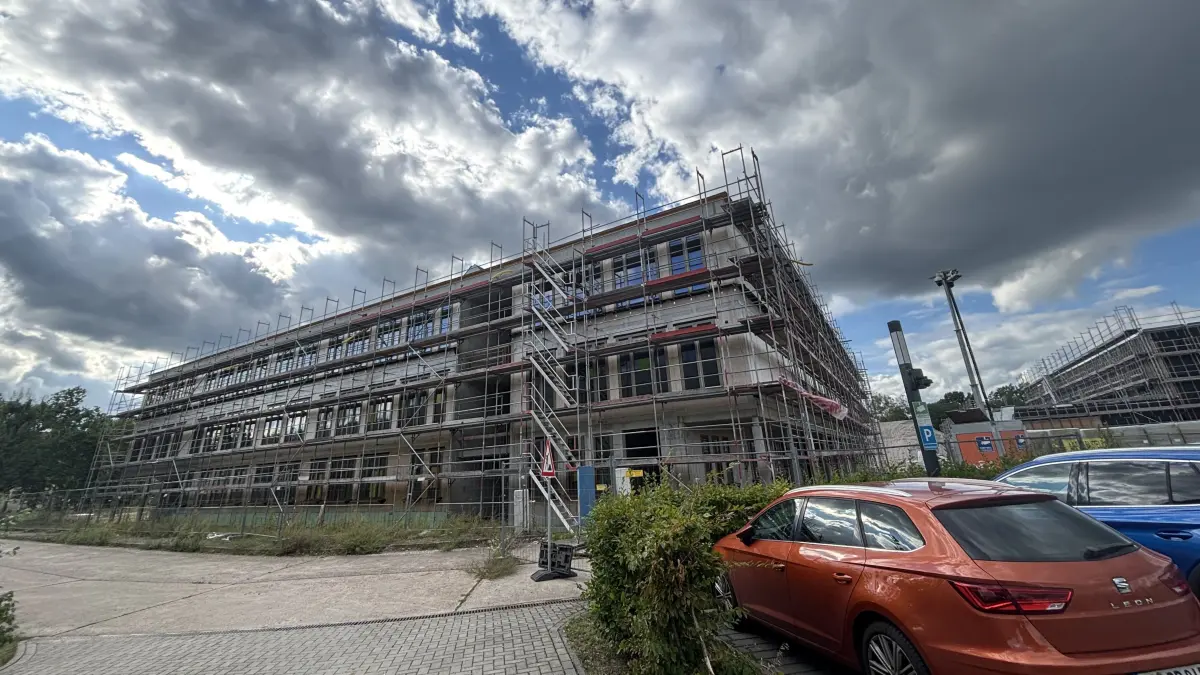 Spree-Campus wächst: Nach der Spree-Oberschule 2021 errichtet der Landkreis Oder-Spree aktuell eine Grundschule nebst Turnhalle (r.) auf dem Gelände im Süden von Fürstenwalde. Warum Parken hier bald nicht mehr möglich ist und wann die neue Förderschule – als dritte Schule auf dem Areal – gebaut wird.