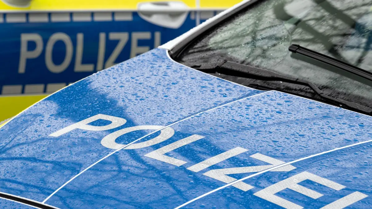 Polizei: ARCHIV - 22.03.2024, Brandenburg, Trebbin: Der Schriftzug «Polizei» auf der Kühlerhaube eines Autos, aufgenommen während einer Verkehrskontrolle an der Berliner Straße. (zu dpa: «Vier Schafe von Weide in Nauen gestohlen») Foto: Soeren Stache/dpa +++ dpa-Bildfunk +++