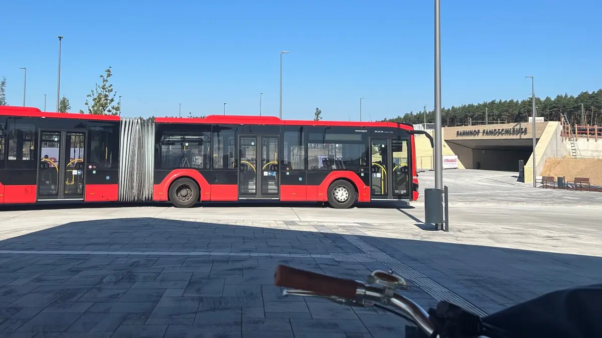 Neuer Bahnhof Fangschleuse bei Tesla: Bald soll es von hier eine direkte, öffentliche Bus-Verbindung der BOS zur Fabrik geben. Für wen sie gedacht ist.