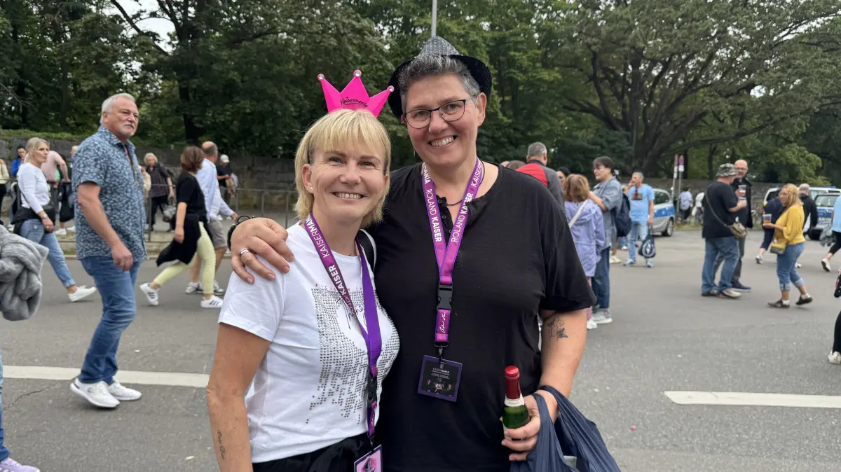 „Ich gehe so oft wie möglich auf seine Konzerte“: Carmen und Sandra bei Roland Kaisers Show in der Waldbühne Berlin