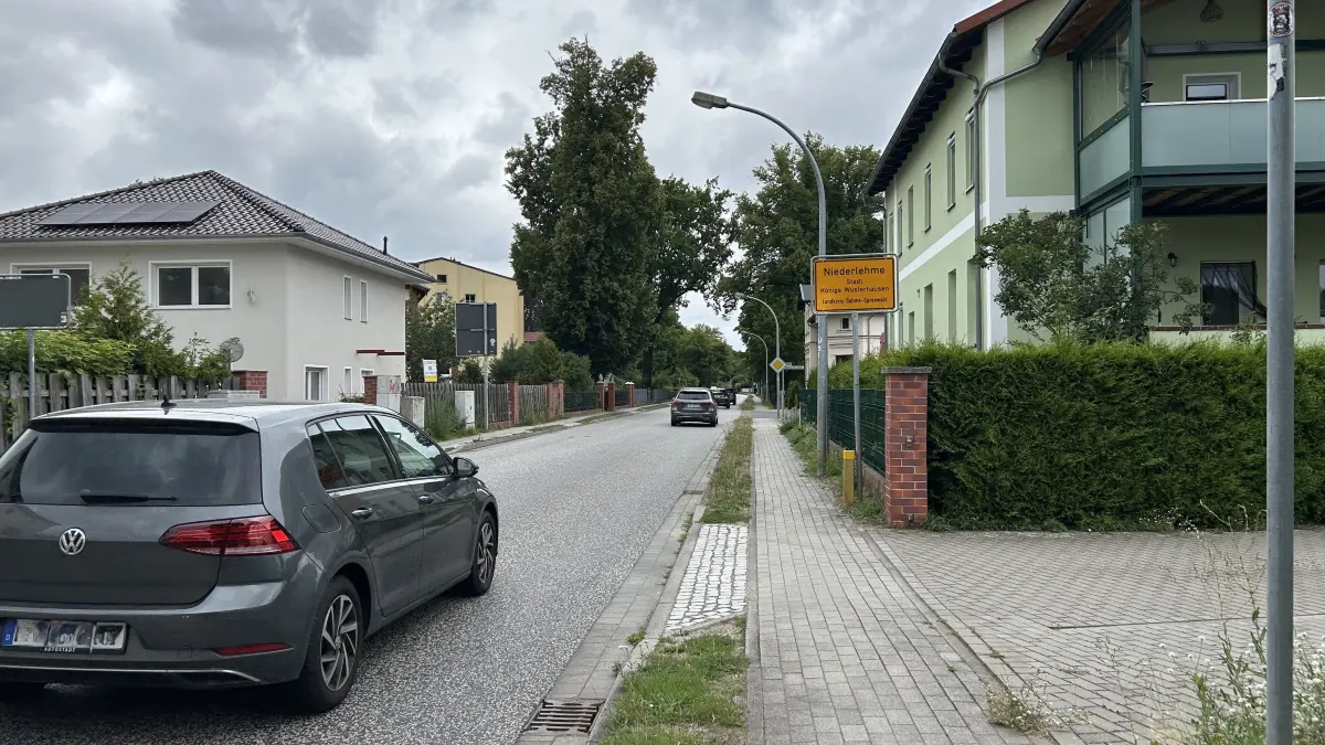 In Niederlehme gibt es keinen Radweg. Radfahrer haben die Wahl, auf der Straße oder verbotenerweise auf dem einen Meter breiten Gehweg zu fahren.