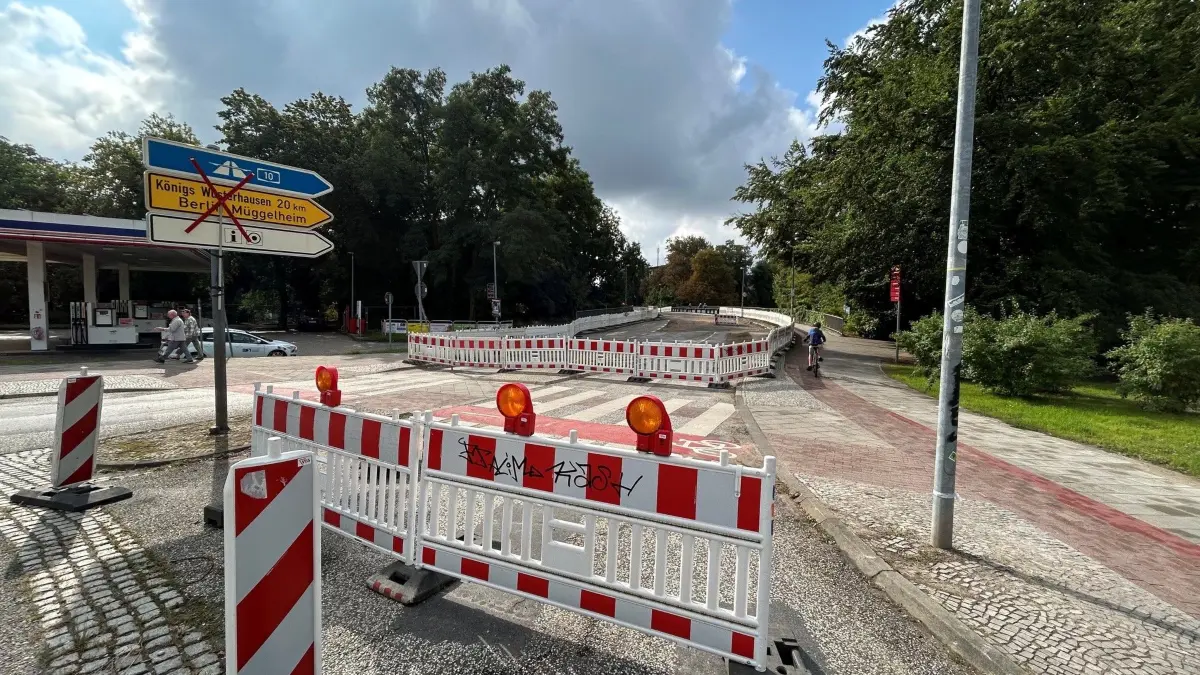 Die Brücke über das Flakenfließ in Erkner ist seit März 2025 gesperrt. Nun ist sie bald fertig. Wann soll sie eröffnet werden?