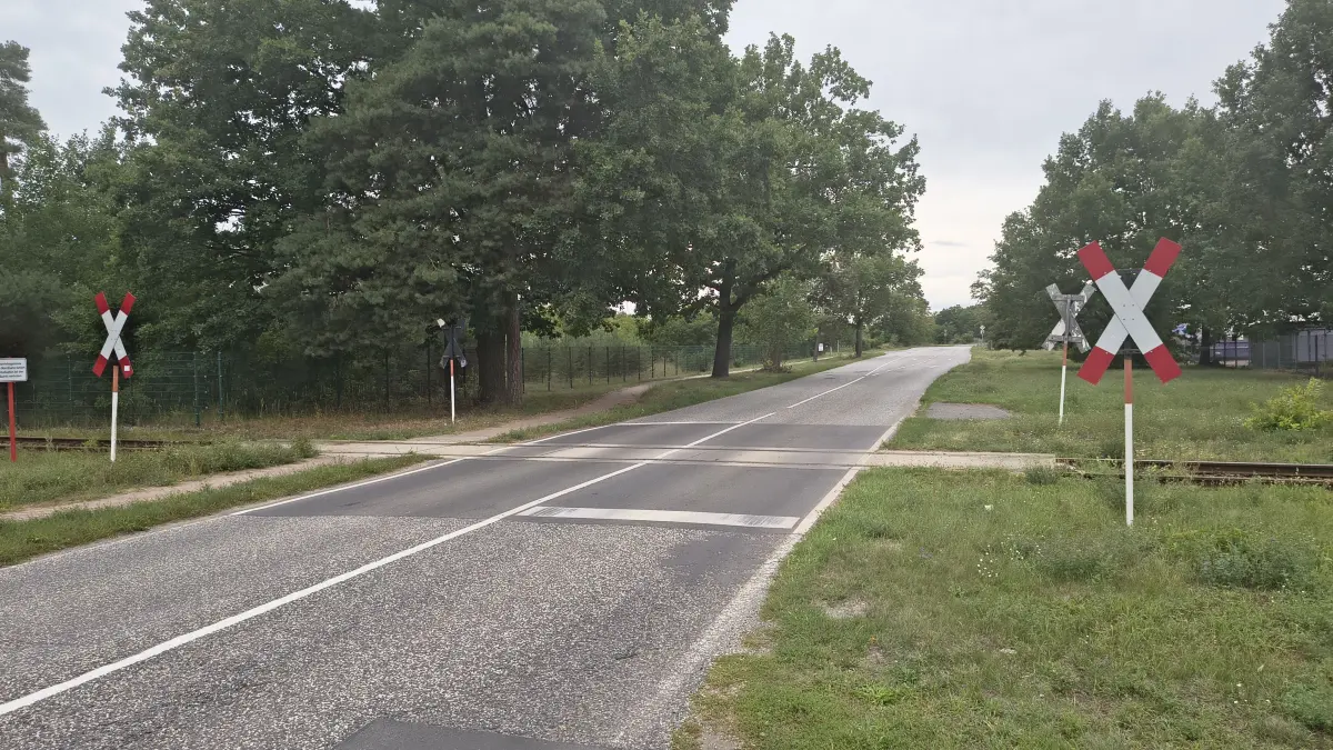 Der Bahnübergang der Industriebahn an der Britzer Straße in Eberswalde. Wird kurz hinter dem Bahnübergang eine neue Brücke für die B167n über die Britzer Straße errichtet?