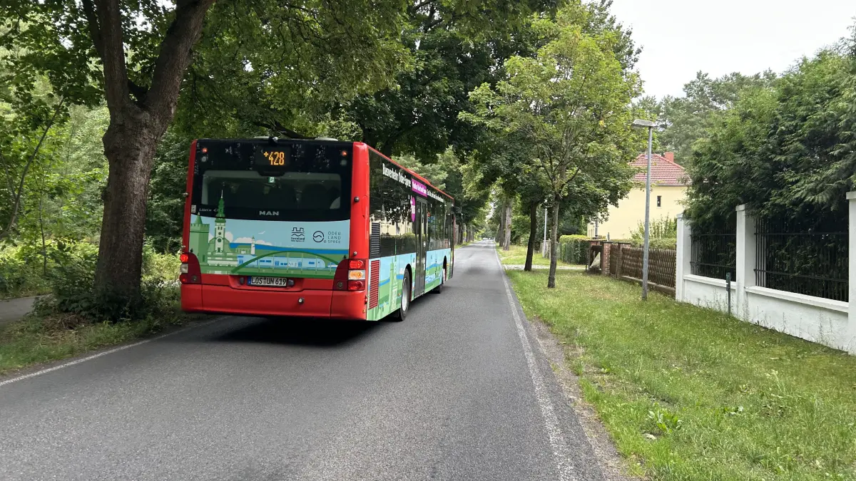 Ein Bus überholt auf der engen Straße auf dem Weg nach Wernsdorf.