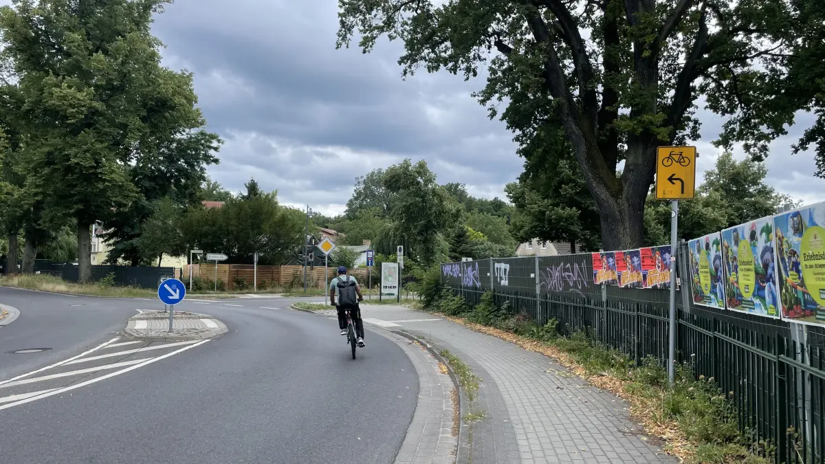 Am Ende von Neue Mühle werden Radfahrer über den Kirchsteig zum Bahnhof geleitet. Es folgt eine chaotische Radverkehrführung.