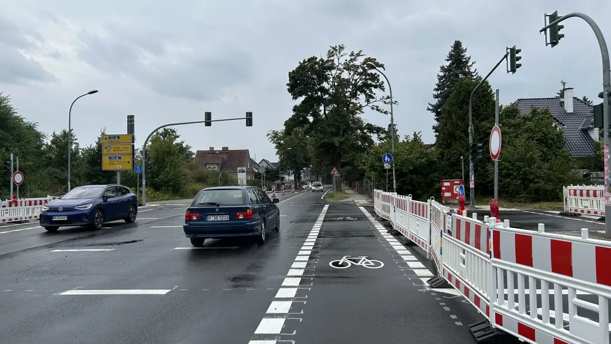 Auf der neu gemachten Kreuzung Chaussestraße/B179 führen neue Markierungen Radfahrer klar und sicher über die Straße.