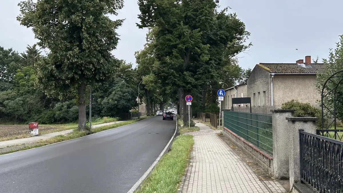Auf dem Weg zwischen Bahnhof Königs Wusterhausen und Deutsch Wusterhausen sowie Diepensee dürfen Radfahrer fast überall auf dem Gehweg fahren – allerdings nur im Schritttempo.