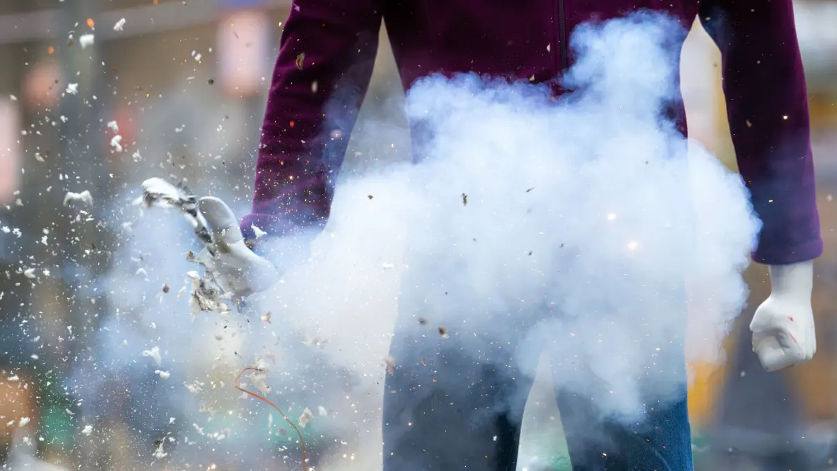 Pyrotechnik: ARCHIV - 30.12.2024, Berlin: Ein illegaler Böller explodiert während einer Pressevorführung der Berliner Feuerwehr in der Hand einer Puppe. (zu dpa: «Jugendliche bei Pyrotechnik-Versuch teils schwer verletzt») Foto: Soeren Stache/dpa +++ dpa-Bildfunk +++