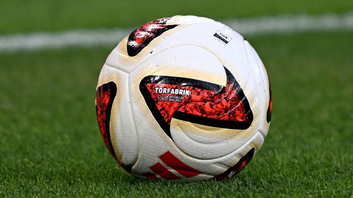Borussia Dortmund - FC Bayern München: 22.08.2026, Nordrhein-Westfalen, Dortmund: Fußball, Männer: Franz-Beckenbauer-Supercup, Borussia Dortmund - FC Bayern München, Signal-Iduna-Park. Der offizielle Spielball "Torfabrik Pro" von Adidas liegt auf dem Rasen. Foto: Federico Gambarini/dpa - WICHTIGER HINWEIS: Gemäß den Vorgaben der Bundesliga bzw. des DFB Deutscher Fußball-Bund ist es untersagt, in dem Stadion und/oder vom Spiel angefertigte Fotoaufnahmen in Form von Sequenzbildern und/oder videoähnlichen Fotostrecken zu verwerten bzw. verwerten zu lassen. +++ dpa-Bildfunk +++