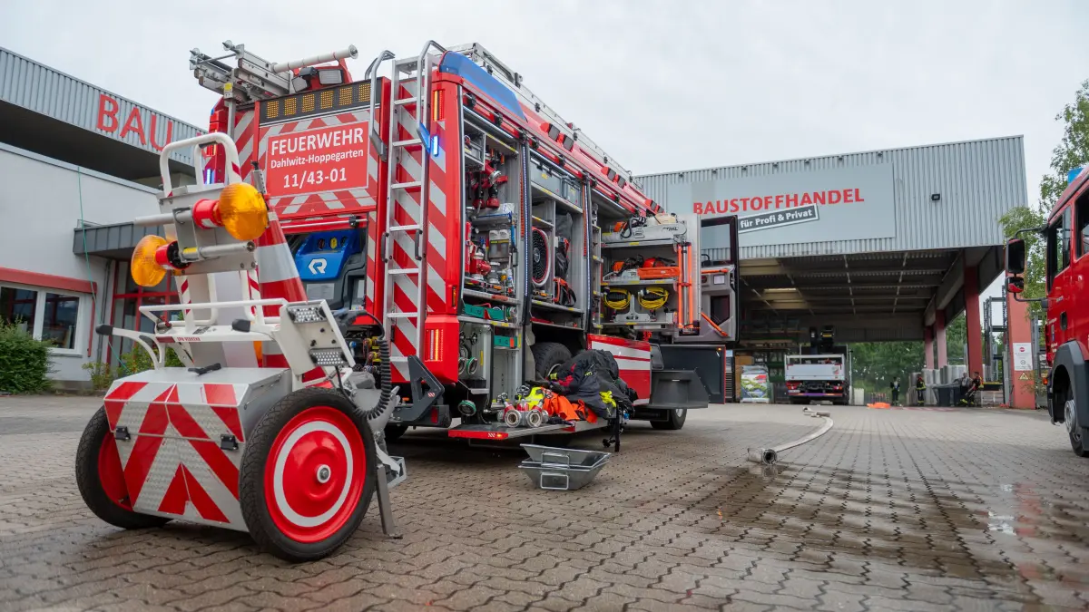 Die Feuerwehr an der Einsatzstelle im Industriegebiet in Hoppegarten.