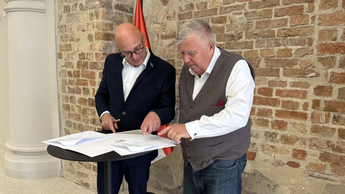 Oberbürgermeister Axel Strasser (l.) und Landrat Gernot Schmidt bei der Unterzeichnung der Vereinbarung im Rathaus Frankfurt (Oder)