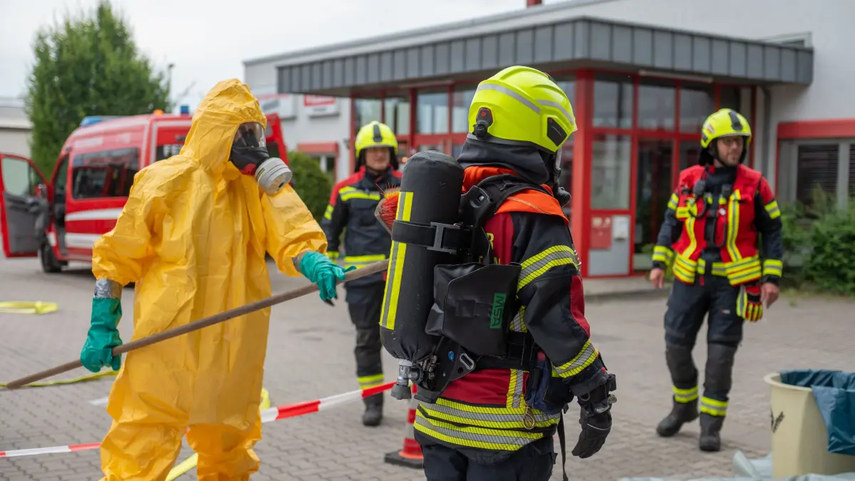Dekontamination beginnt mit dem äußeren Reinigen der Schutzkleidung.