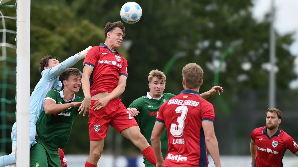 Fussball : Ahrensfelde, Landespokal Brandenburg, Grün-Weiss Ahrensfelde - SV Babelsberg, v.l. Keeper Niclas Müller, Lukas Noack, Maximilian Kalkreuth, Lion Troschke, Jannis Lang und Lukas Lämmel
FOTO BENK 22.08.2026