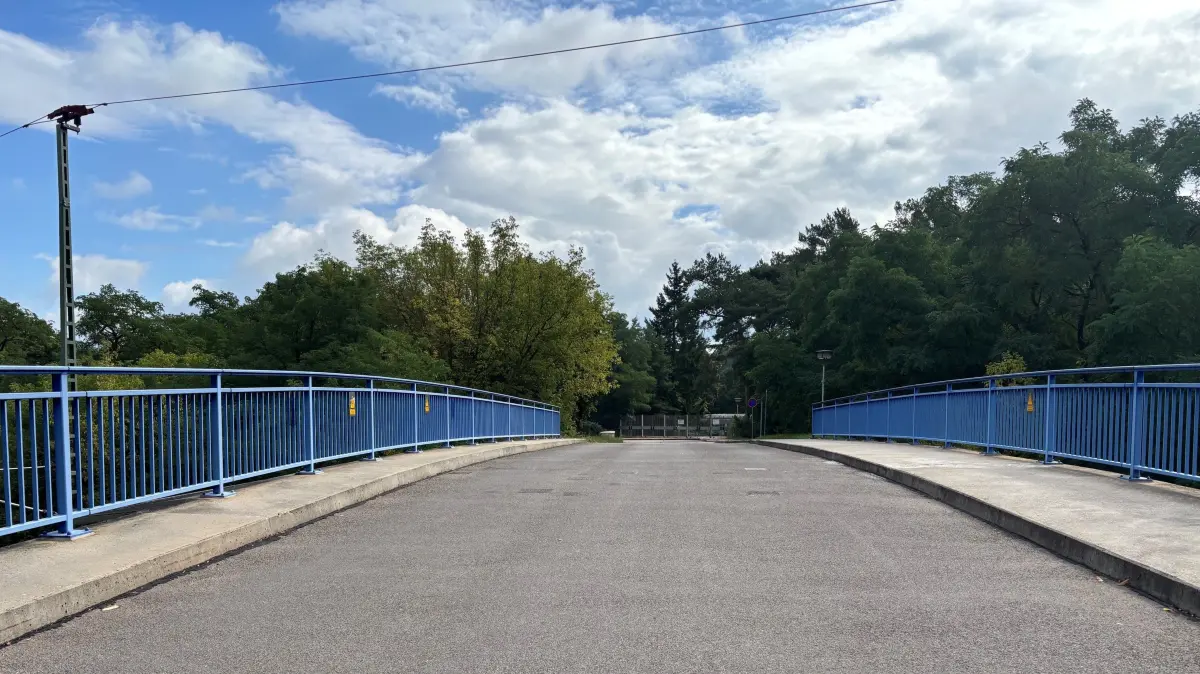 Brücke zum Inselfriedhof in Eisenhüttenstadt