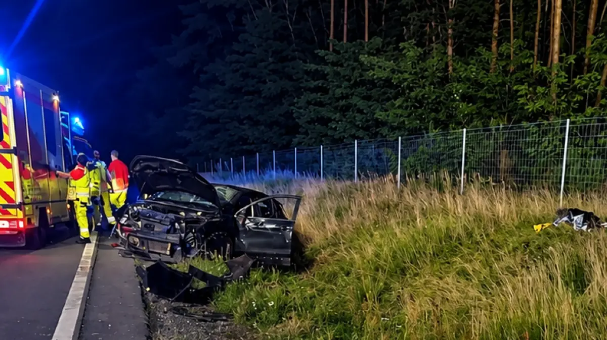 Schwerer Unfall auf der A12 zwischen Storkow und Fürstenwalde. Das Auto wurde zerstört, die drei Insassen schwer verletzt