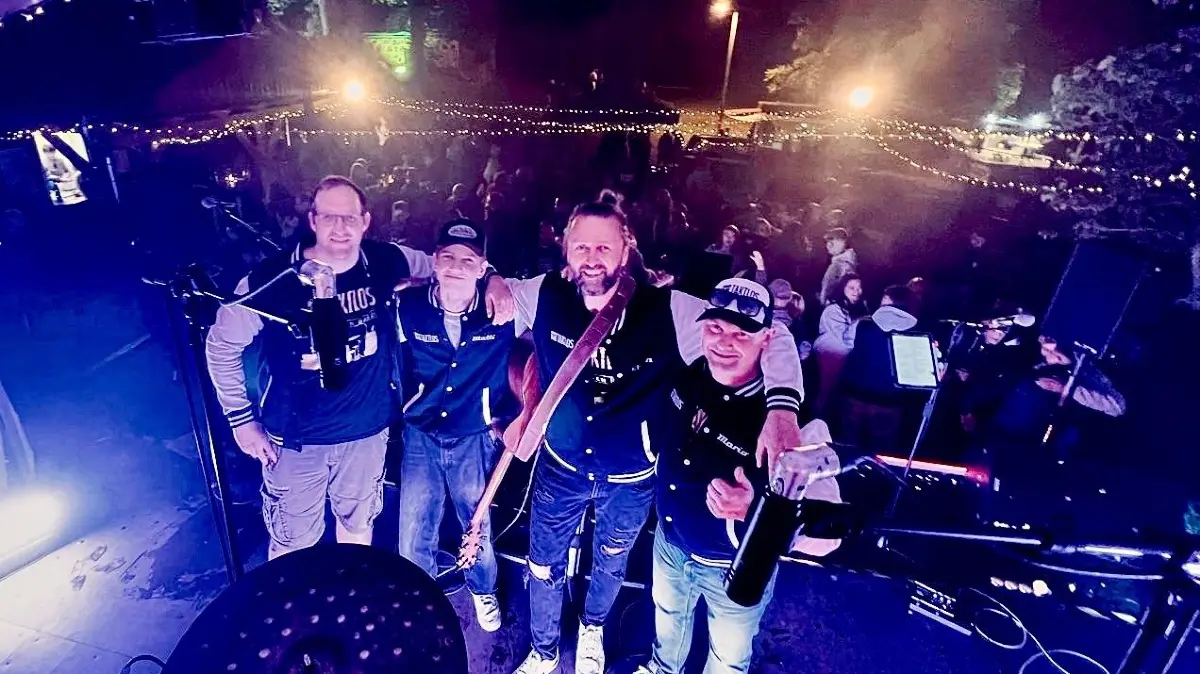Taktlos: Clemens Zechin - Keyboard, Matti Loos -Schlagzeug, Stefan Schulz -Leadgitarre, Mario Lange - Leadgitarre