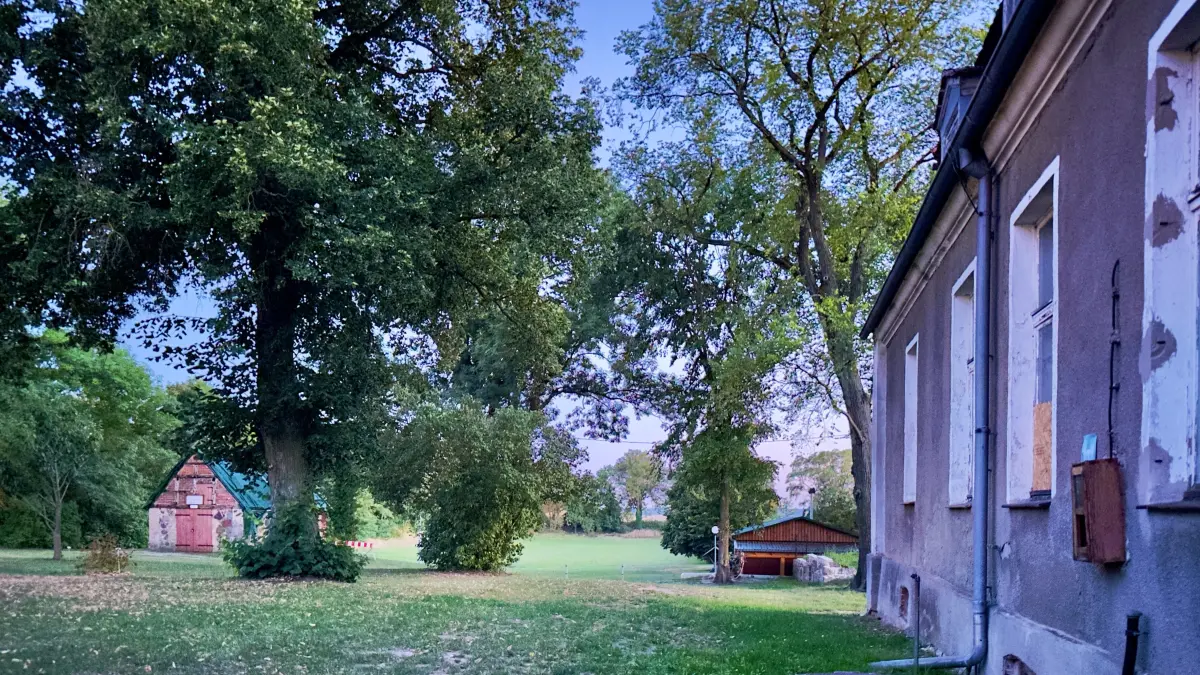 Das alte Haus ist das Probenhaus von heute, die Wiese dahinter das Festivalgelände