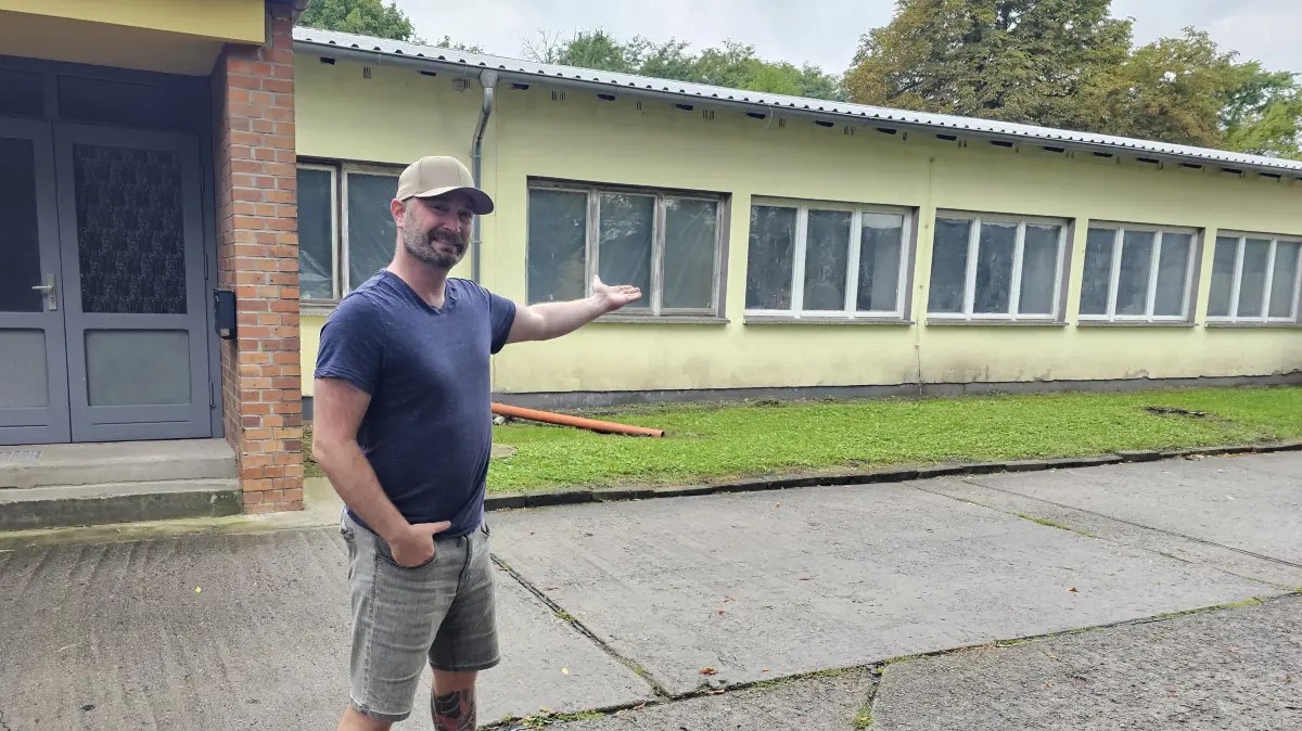 Hier soll der Jugendklub entstehen: Mathias Reschke aus dem Markendorfer Ortsbeirat vor der einstigen Kantine des Obst-Gutes. Zuvor muss noch umgebaut und saniert werden.