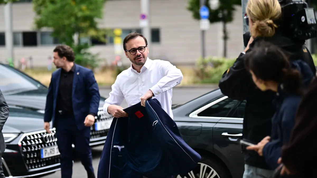 Jan Redmann (CDU), Brandenburgs Minister des Inneren und für Kommunales, vor dem Konrad-Adenauer-Haus in Berlin auf dem Weg zur Präsidiumssitzung der Partei. Das CDU-Präsidium will am Vormittag über die Nachfolge des zurückgetretenen Unionsfraktionschefs Jens Spahn beraten. Der Rücktritt Spahns ist zudem Thema der Sitzung der Unionsfraktion. +++ dpa-Bildfunk +++
