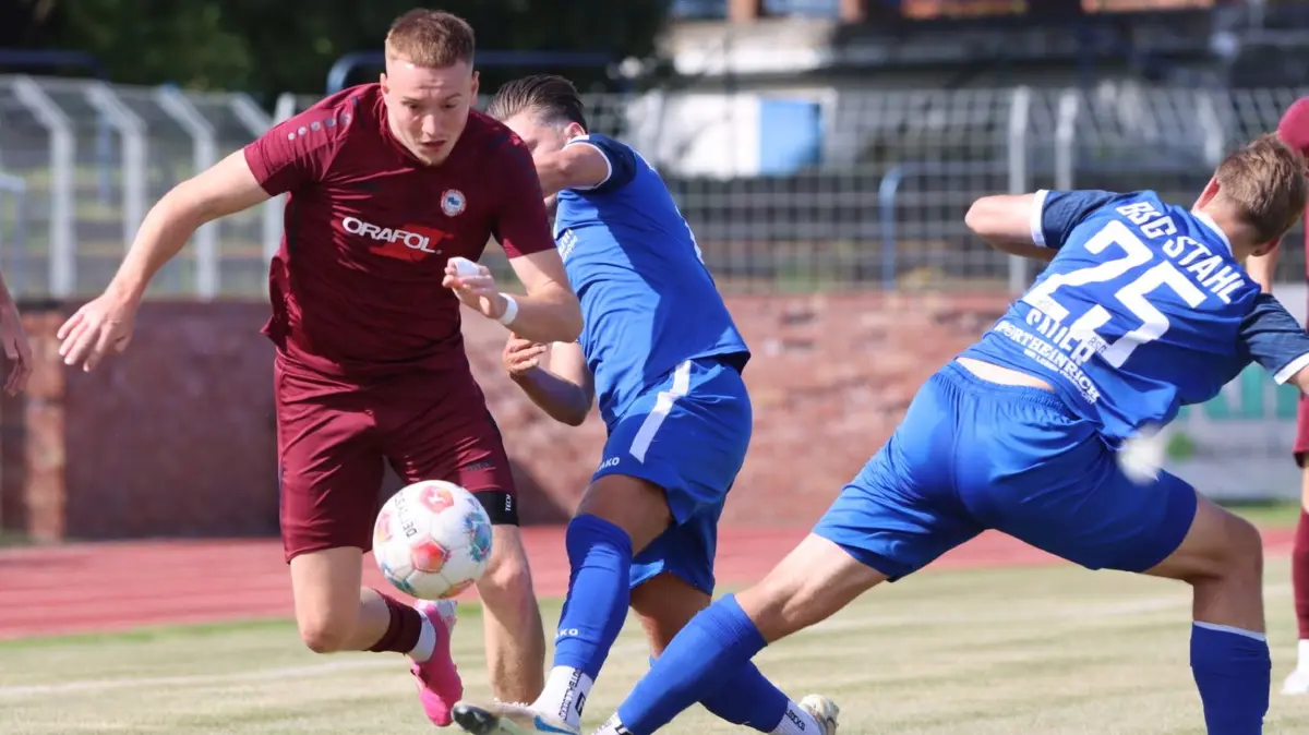 Fußball Landespokal: Stahl Brandenburg gegen Oranienburger FC Eintracht 5:1-Endstand vor 149 Zuschauern, Adrian Hinrichs (links) zieht an Erik Sauer vorbei