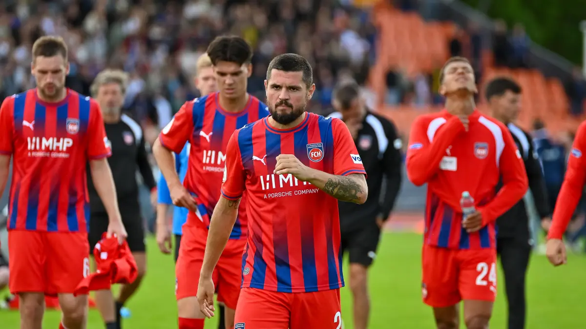 SSV Jeddeloh II vs. 1. FC Heidenheim, Fussball, DFB-Pokal, 1. Runde, Saison 2026/2027, 23.08.2026: Marnon Busch (1. FC Heidenheim, #02) und enttaeuschte Heidenheimer
SSV Jeddeloh II vs. 1. FC Heidenheim, Fussball, DFB-Pokal, 1. Runde, Saison 2026/2027, 23.08.2026, Foto: Eibner-Pressefoto/Robert Gertzen