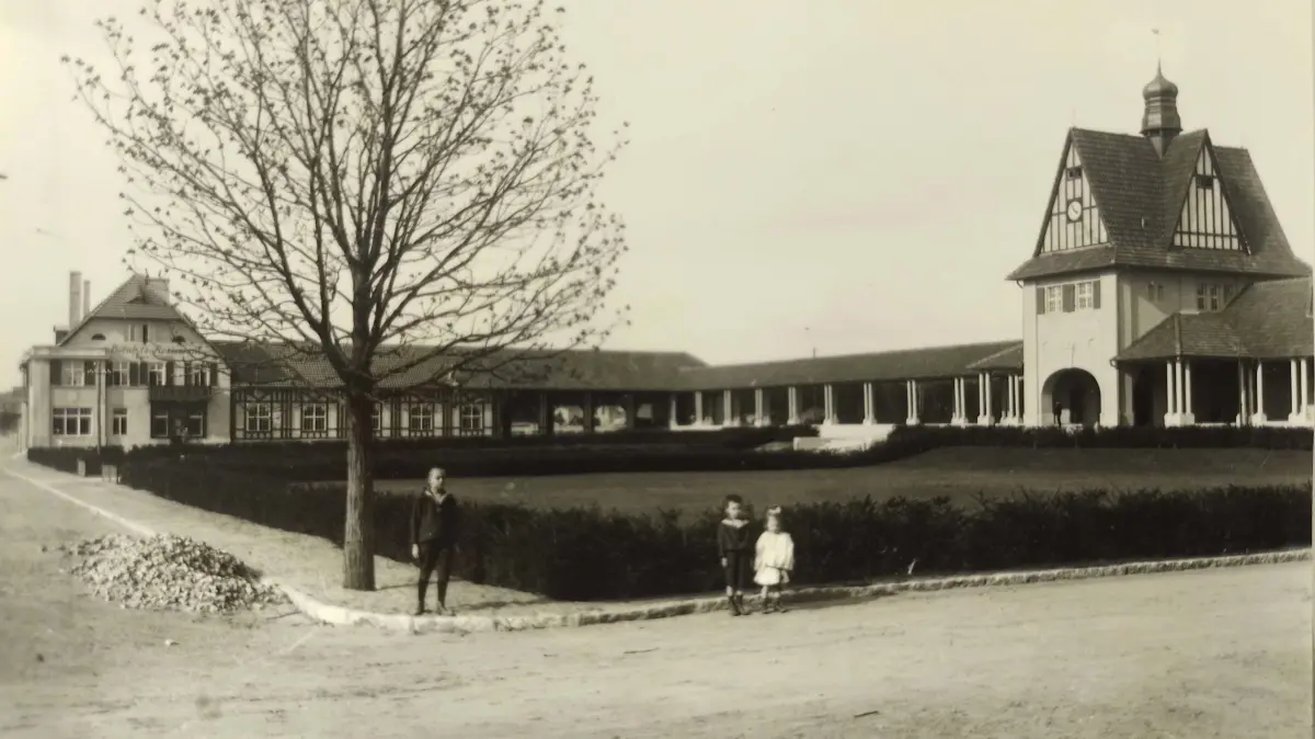 Eine neue Straßenführung am Saarower Bahnhof vorbei beschlossen die Gemeindevertreter vor 100 Jahren. Das Foto zeigt den Bahnhof von Bad Saarow nach 1911. Der Steinhaufen links auf dem Bild deutet darauf hin, dass die damalige Straße nach der Eröffnung der Bahnlinie noch nicht fertig gepflastert war.