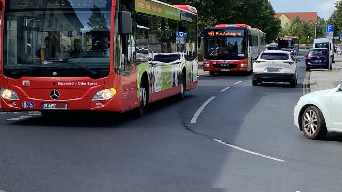 Bus an Bus biegt an der Eisenbahnstraße in die Seelower Straße ein: Dieses Bild wird Fürstenwalde auch noch in den nächsten Wochen prägen - Folge der andauernden Sperrung des Platzes am Stern.
