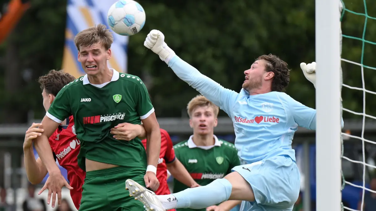 Fussball : Ahrensfelde, Landespokal Brandenburg, Grün-Weiss Ahrensfelde - SV Babelsberg, Lukas Noack vor Keeper Niclas Müller, dahinter Lion Troschke m.
FOTO BENK 22.08.2026