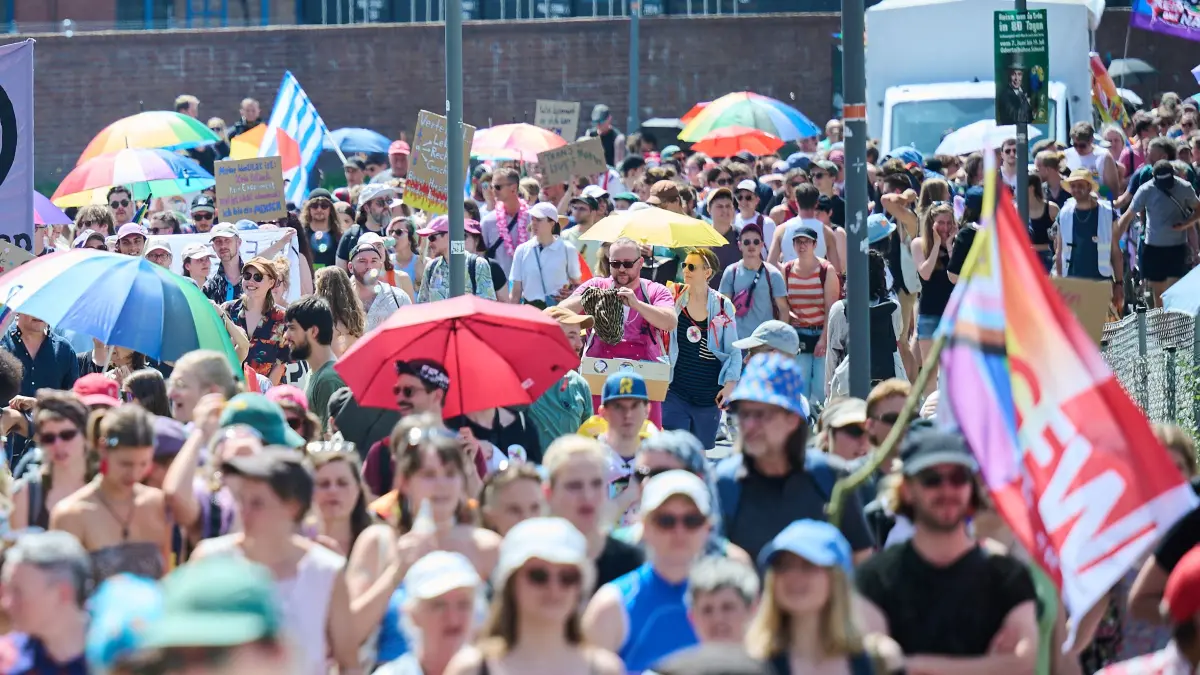Teilnehmer am Christopher Street Day (CSD) halten Regenbogenschirme, während sie unter Politzeischutz nach dem Motto „Wir lassen uns nicht vertreiben“ demonstrieren. Nach dem Angriff auf ein Toleranzfest in Bad Freienwalde stehen CSD-Veranstaltungen stärker im Fokus. +++ dpa-Bildfunk +++