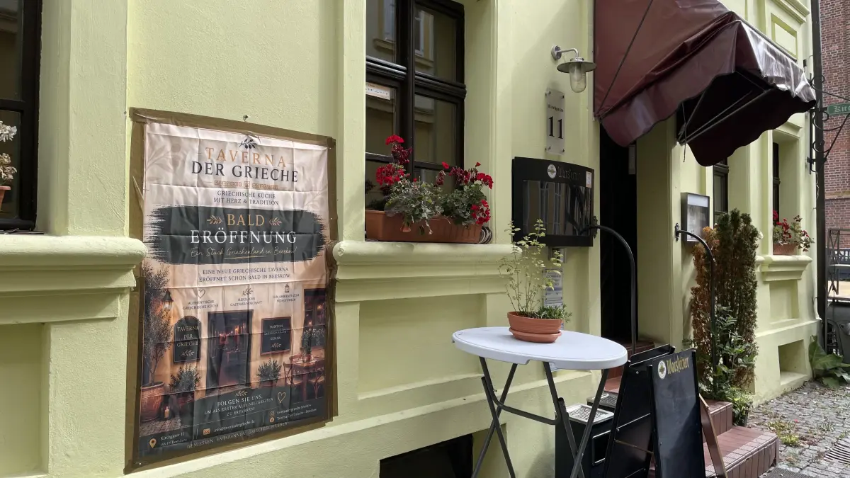 Taverna der Greiche wird nur via Social Media angekündigt. Auch zwei große Plakate an der Kirchenklause Beeskow verkünden eine baldige Öffnung der Gastwirtschaft.