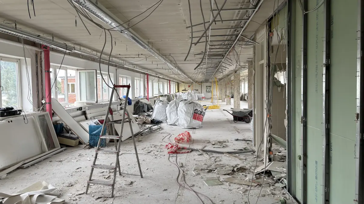 In der obersten Etage des Gebäudes in der Potsdamer Straße wurden alte Büroräume rausgerissen. Auch hier sollen Unterrichtsräume entstehen.