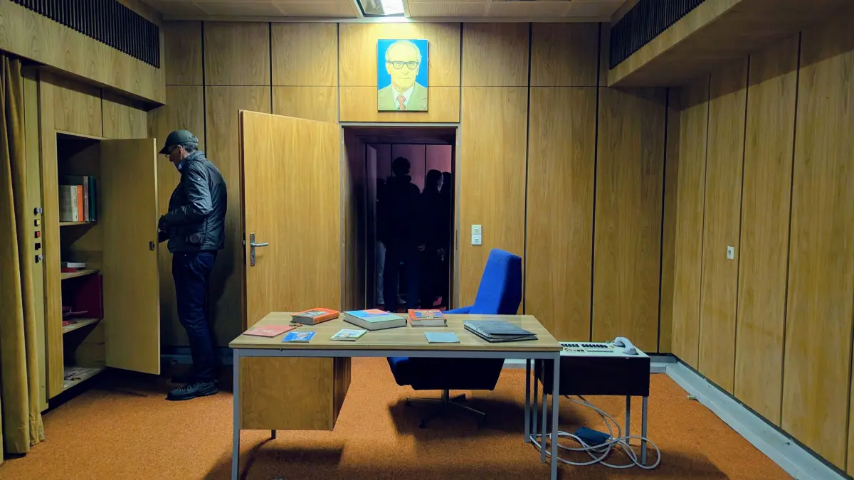 Tief unter märkischem Sand: Im Atombunker hätte die militärische Führung der DDR im Ernstfall Schutz gesucht. Hier das Büro des Ministers für nationale Verteidigung, Armeegeneral Heinz Hoffmann.