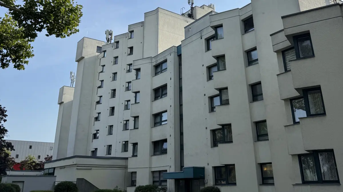 Das Wohnhaus an der Roedernallee in Berlin-Reinickendorf der HOWOGE soll demnächst modernisiiert werden. Für die Bewohner ist das kein Grund zur Freude.