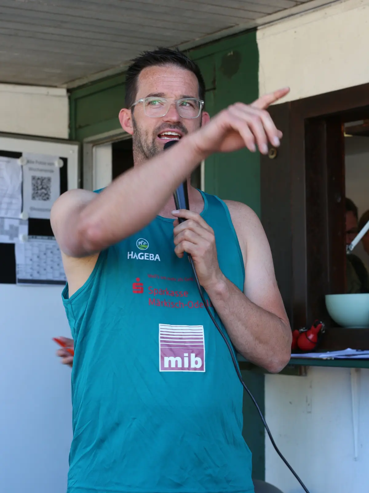Hier geht’s lang: TKC Wriezens Vereinschef Ulf-Michael Stumpe ist eine ideengebende Kraft in dem Klub und zudem der Moderator des Turniers.