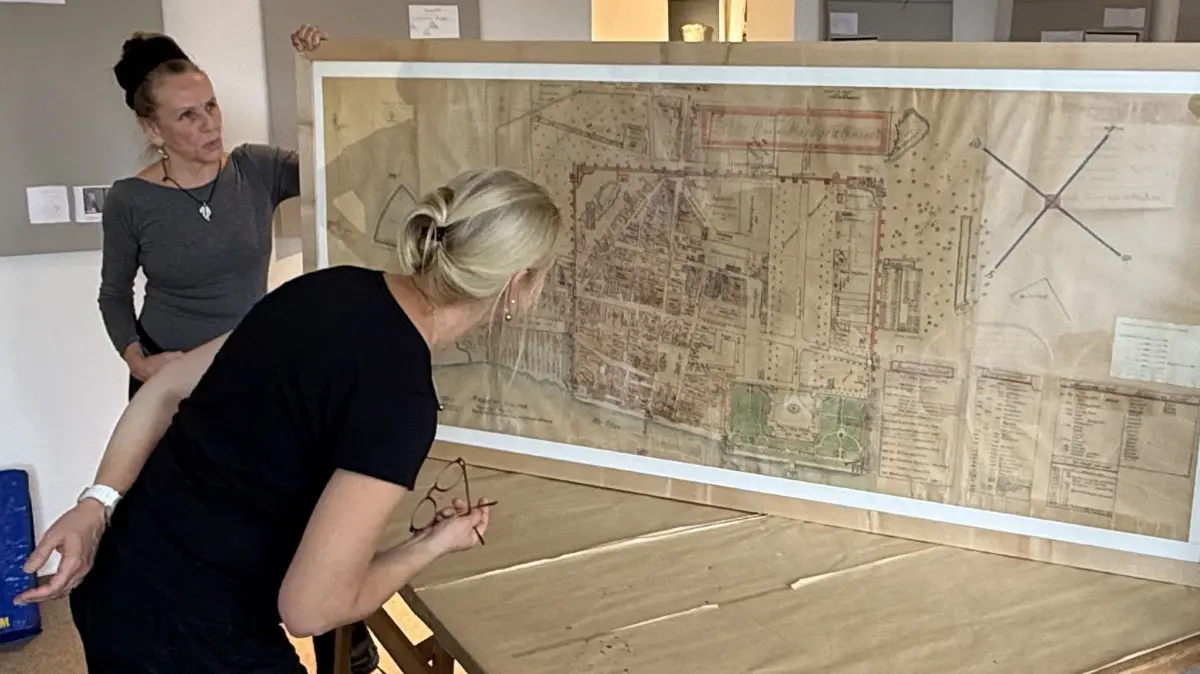 Restauratorin Gunda Oelmann (links) rettete den historischen Schwedter Stadtplan mit aufwendiger Handarbeit vor dem Verfall. Jetzt wurde er dem Stadtmuesum übergeben.