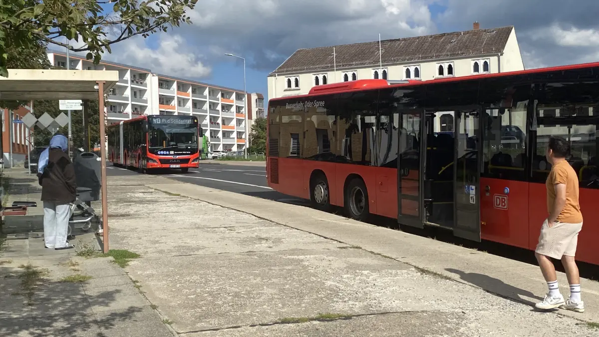 Dichte Busfolge: Wegen der Sperrung im Zentrum von Fürstenwalde werden mehr Busse über die Schlossstraße Richtung Spreebrücke geführt.