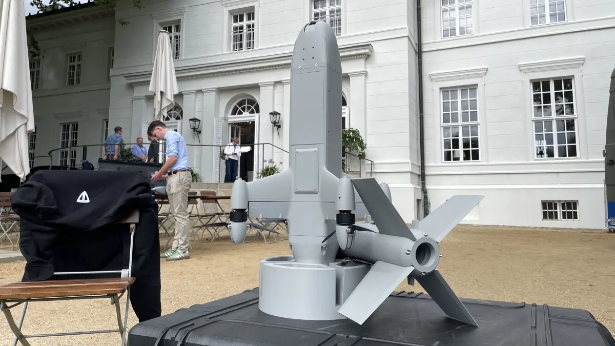 Drohnenabwehr am Schloss Neuhardenberg: Bei der Klausurtagung der Bundesregierung auf Schloss Neuhardenberg bei Seelow geht es am Dienstag und Mittwoch auch um die Verbesserung der Landesverteidigung. Ein Berliner Startup hat bereits am Montag seinen Prototyp einer Kamikaze-Drohne, auch Loitering Munition genannt, aufgebaut.